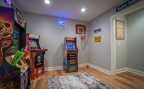 Par-Tee Haus I- Game Room & Hot Tub-Walk To Helen